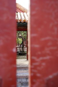 Öffnende Klostertür China